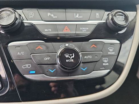 Used 2024 Chrysler Pacifica Touring-L FWD image 22
