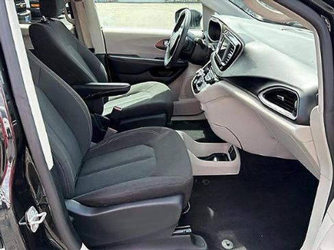 Used 2023 Chrysler Voyager LX FWD image 6