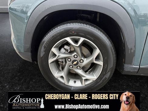 Used 2025 Chevrolet Trax LT FWD image 24