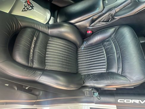 Used 2001 Chevrolet Corvette Convertible w/ Preferred Equipment Group2 image 16