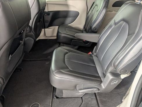 Used 2023 Chrysler Pacifica Touring-L FWD image 24