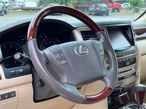 Used 2013 Lexus LX 570 4WD w/ Luxury Pkg image 17