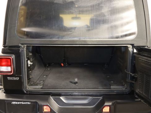 Used 2018 Jeep Wrangler Unlimited Sahara image 17