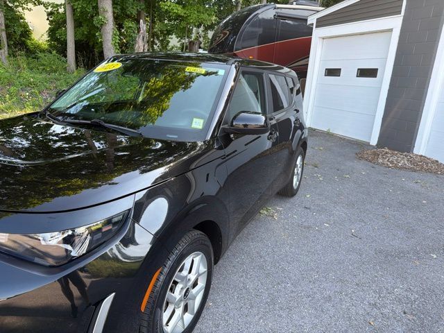 Used 2023 Kia Soul LX w/ Option Group 015 FWD image 2