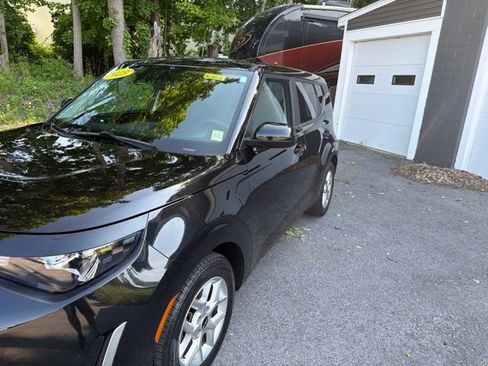 Used 2023 Kia Soul LX w/ Option Group 015 FWD image 2