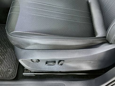 Used 2024 Volkswagen Tiguan SE w/ Panoramic Sunroof Package FWD image 9