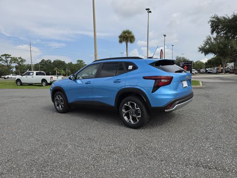 New 2026 Chevrolet Trax LT w/ Sunroof Package FWD image 8
