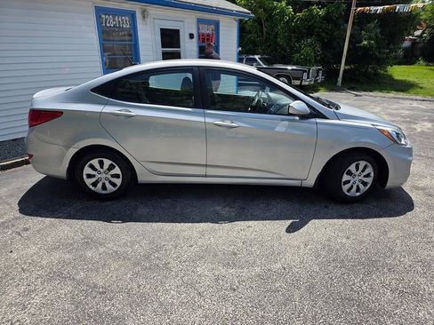 Used 2016 Hyundai Accent SE w/ Option Group 02 FWD image 3