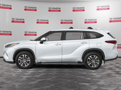 New 2026 Toyota Highlander XLE image 3