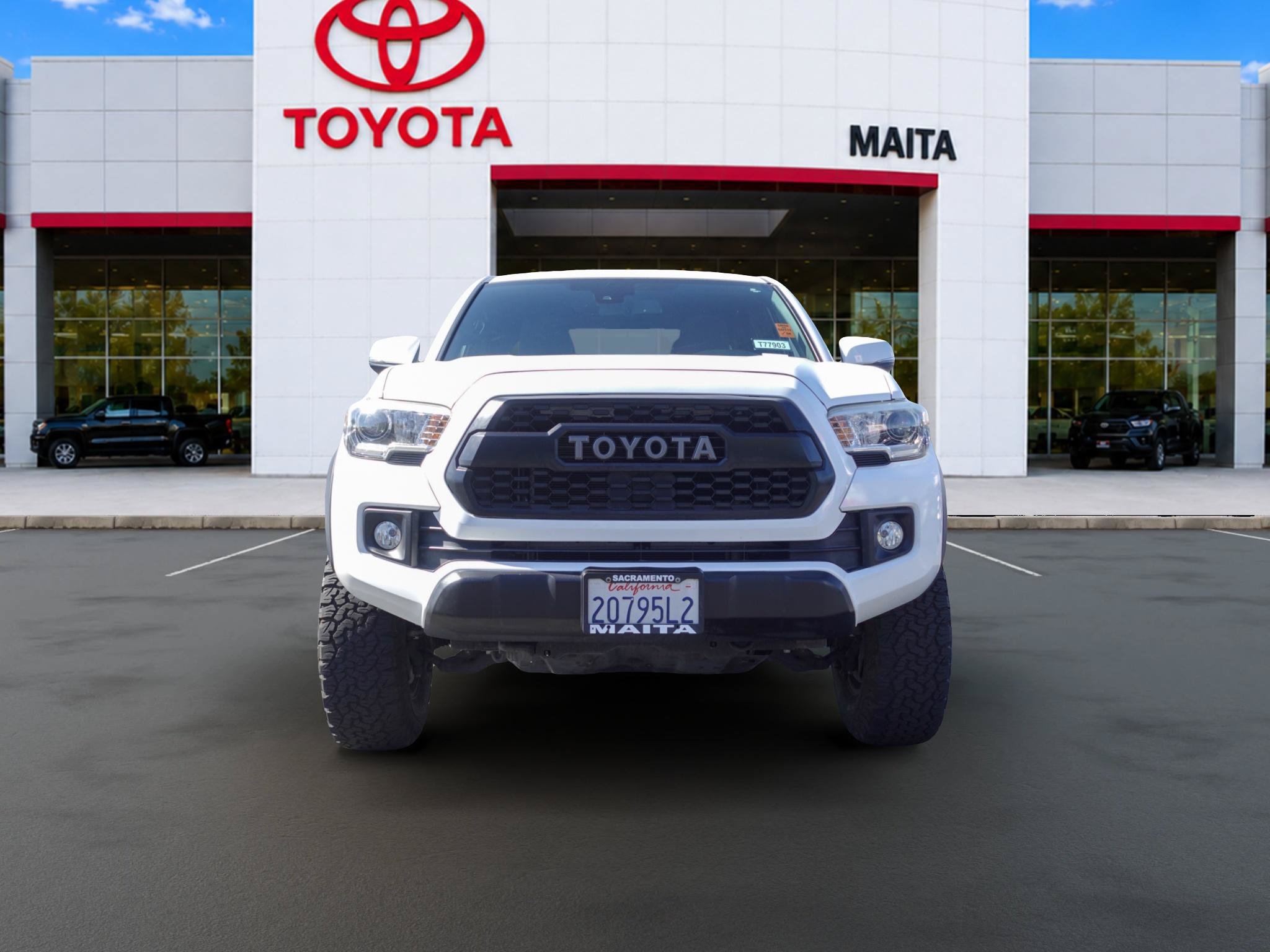 Used 2018 Toyota Tacoma TRD Off-Road w/ Technology Package AWD/4WD image 8