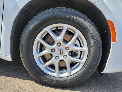 Used 2024 Chrysler Pacifica Touring-L FWD image 36