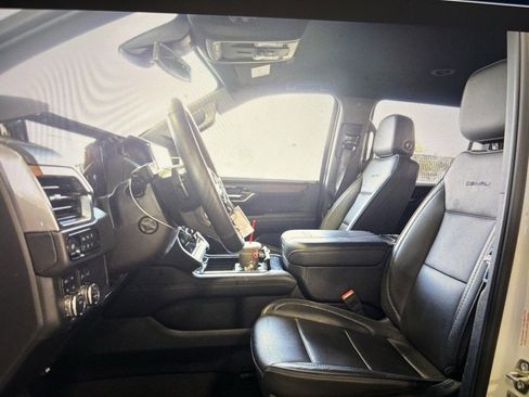 Used 2025 GMC Yukon XL Denali image 3