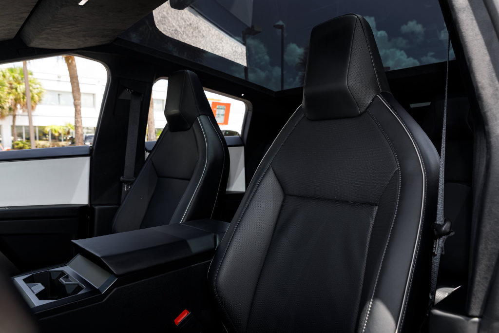 Used 2024 Tesla Cybertruck AWD Crew Cab image 28