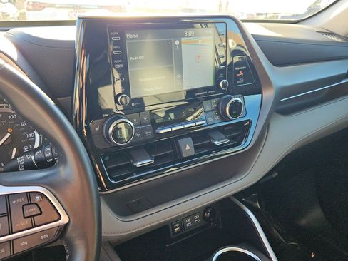 Used 2022 Toyota Highlander XLE image 12