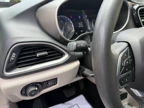 Used 2023 Chrysler Pacifica Touring-L FWD image 25