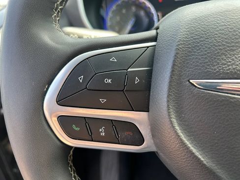 Used 2025 Chrysler Pacifica Select FWD image 19