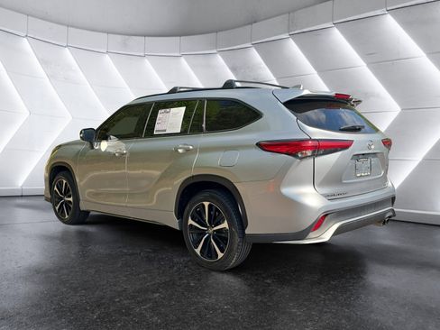 Used 2021 Toyota Highlander XSE AWD/4WD image 3