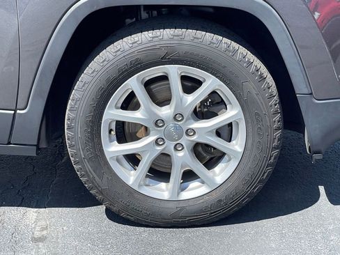 Used 2015 Jeep Cherokee Latitude w/ Cold Weather Group AWD/4WD image 10