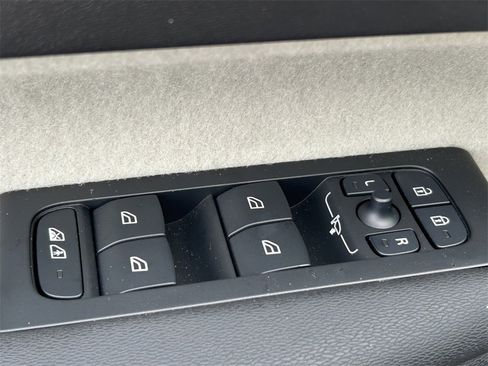 Used 2025 Volvo XC40 B5 Ultra w/ Protection Package image 21