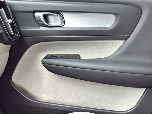 Used 2022 Volvo XC40 T5 Momentum w/ Premium Package image 23