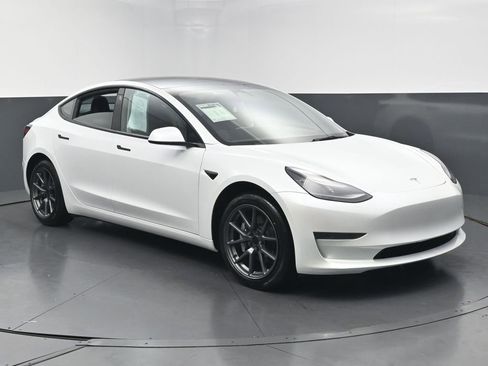Used 2023 Tesla Model 3 Standard Range RWD image 2