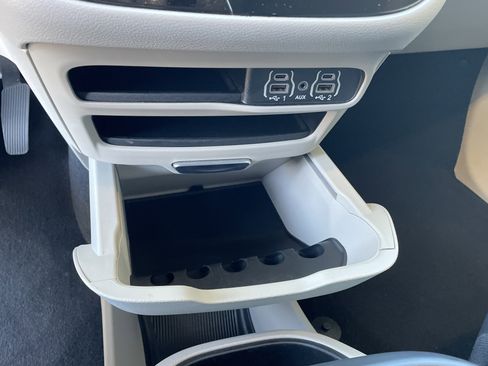 Used 2023 Chrysler Pacifica Touring-L image 31