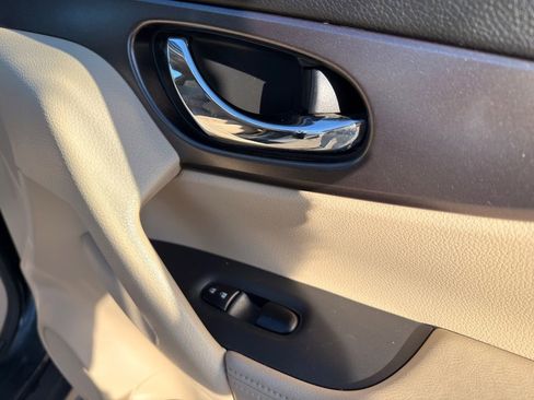 Used 2016 Nissan Rogue SV w/ SV Premium Package image 54