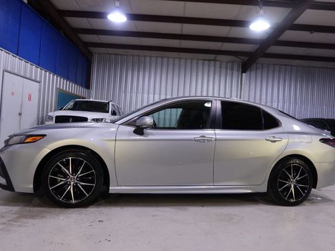 Used 2022 Toyota Camry SE image 1