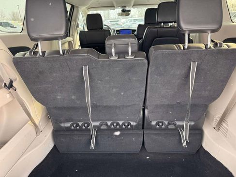 Used 2024 Chrysler Pacifica Touring-L image 7