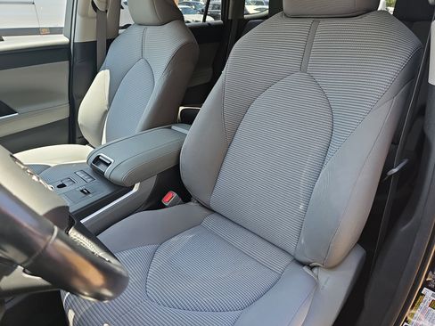Used 2020 Toyota Highlander LE FWD image 16