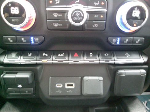 Used 2022 GMC Sierra 3500 Denali w/ Technology Package image 18