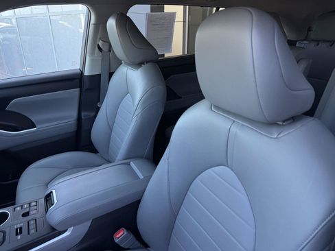 Used 2023 Toyota Highlander XLE AWD/4WD image 23