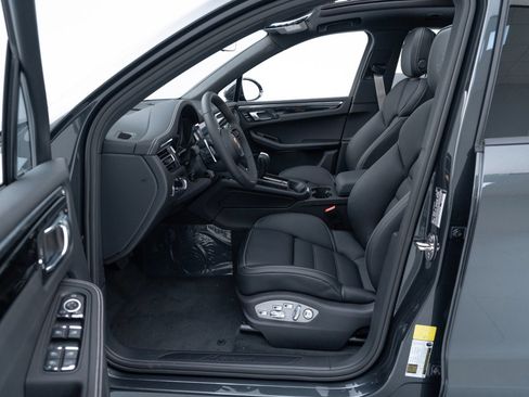 Certified 2025 Porsche Macan AWD/4WD image 16