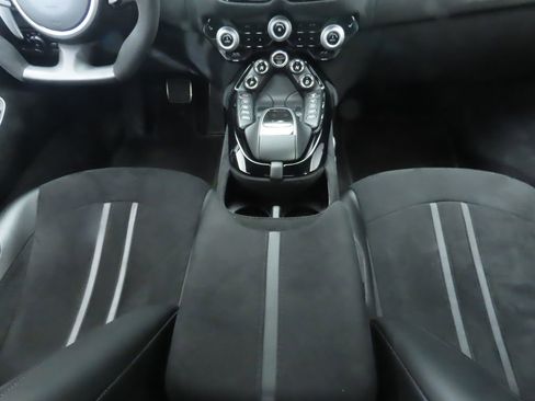 Used 2020 Aston Martin V8 Vantage Coupe image 17