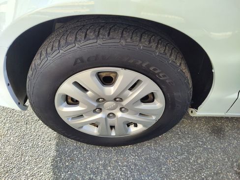 Used 2018 Dodge Grand Caravan SE w/ UConnect Hands-Free Group image 21