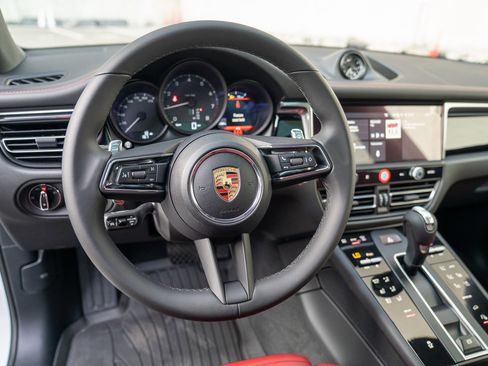Certified 2026 Porsche Macan AWD/4WD image 13