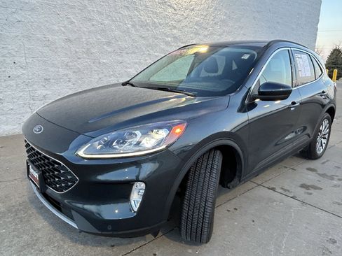 Used 2022 Ford Escape Titanium w/ Class II Trailer Tow Package image 3