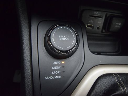 Used 2017 Jeep Cherokee Limited AWD/4WD image 35