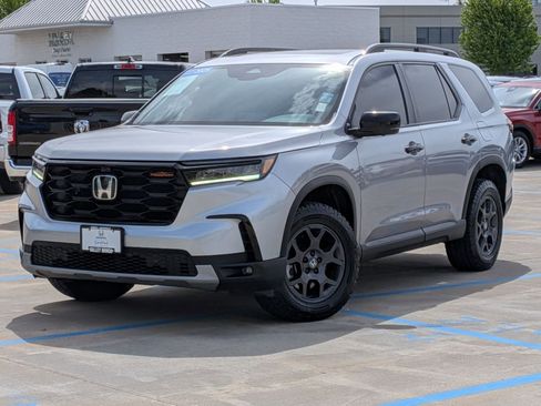 Certified 2025 Honda Pilot TrailSport image 2