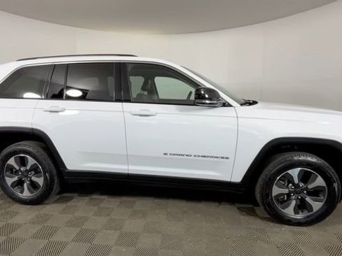 Used 2022 Jeep Grand Cherokee Limited 4xe w/ Luxury Tech Group II AWD/4WD image 3