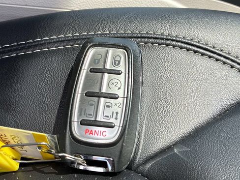 Used 2024 Chrysler Pacifica Touring-L FWD image 9