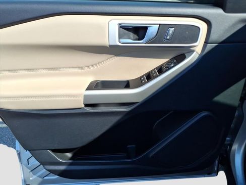 Used 2021 Ford Explorer XLT image 19