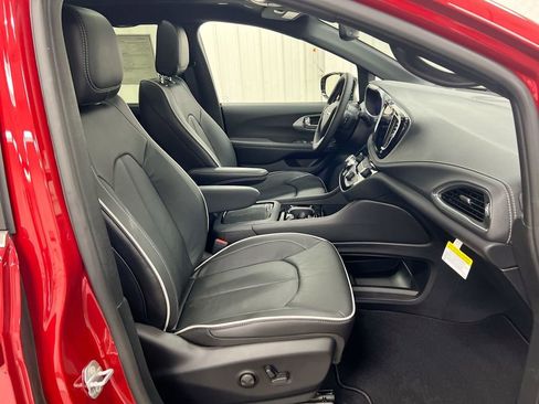 New 2026 Chrysler Pacifica Limited FWD image 23
