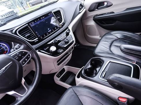 Used 2022 Chrysler Pacifica Touring-L w/ Uconnect Theater Family Group FWD image 28