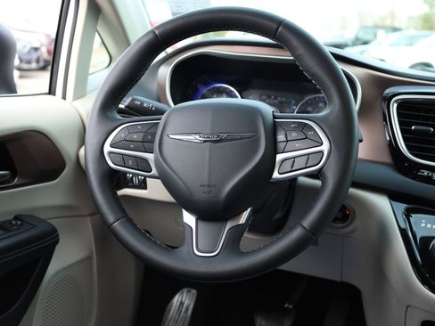 Used 2023 Chrysler Voyager LX image 7