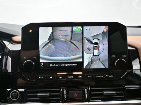 Used 2024 Nissan Pathfinder Platinum w/ Cargo Package image 16