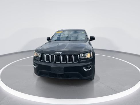 Used 2019 Jeep Grand Cherokee Laredo image 3