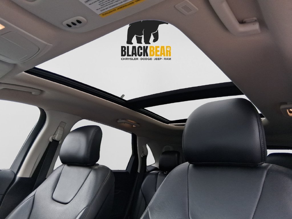 Used 2019 Ford Edge Titanium w/ Equipment Group 301A AWD/4WD image 19