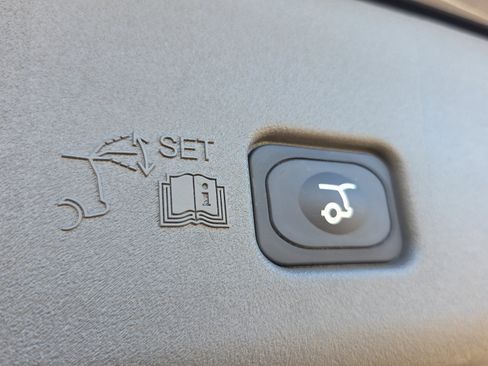 Used 2024 Lincoln Nautilus Premier w/ Equipment Group 102A image 10