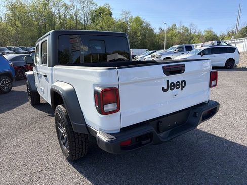 Used 2025 Jeep Gladiator Sport AWD/4WD image 6
